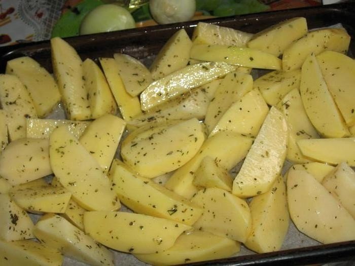 Картошка в духовке на противне