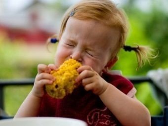 Дети едят кукурузу