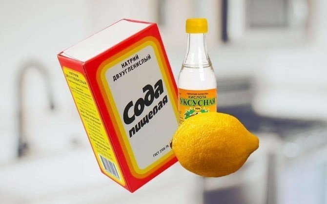 Пачка соды, лимон и бутылка уксуса