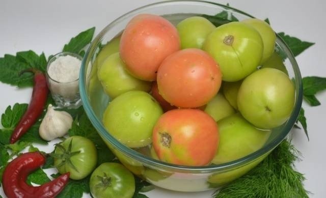 Квашеные зеленые помидоры в кастрюле