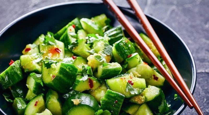 Китайский салат из огурцов с чесноком и кунжутом рецепт