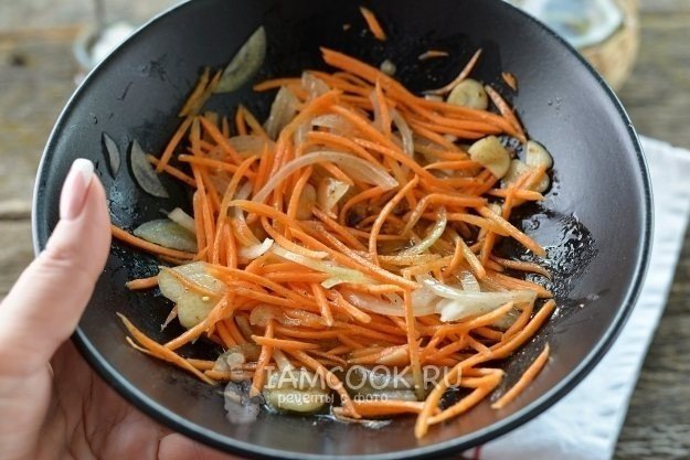 Жареные крабовые палочки с луком и морковью