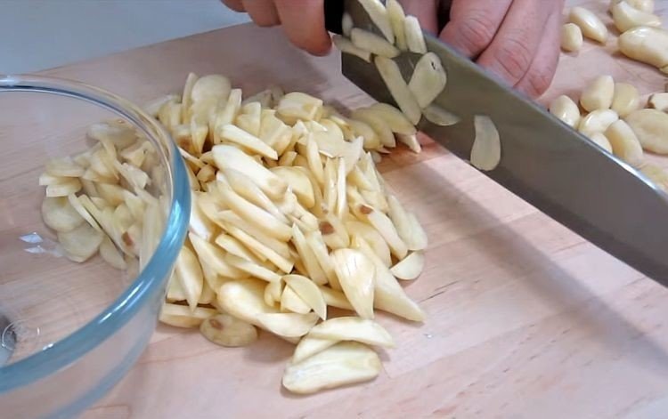 Нарезать картофель фри