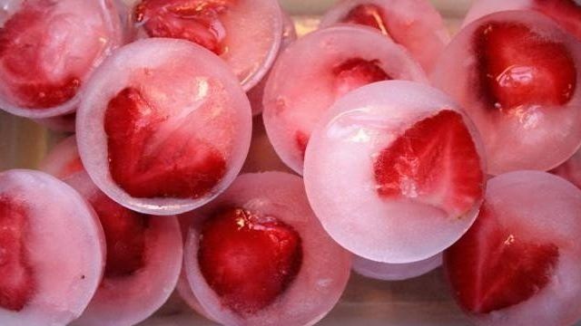 Как правильно заморозить клубнику? Лучший способ заморозки ягод в домашних условиях