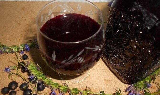 Вино из черноплодной рябины с вишневыми листьями
